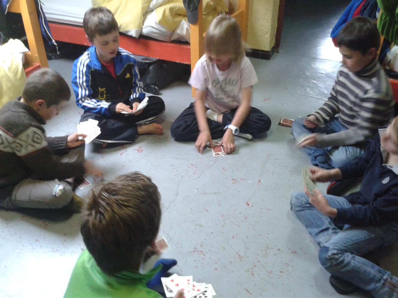 On joue aux cartes dans la chambre