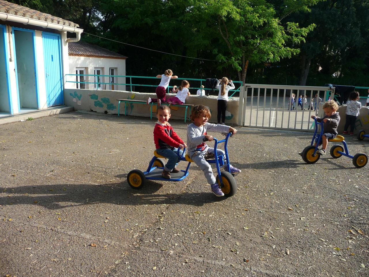 Le tour de la cour à vélo
