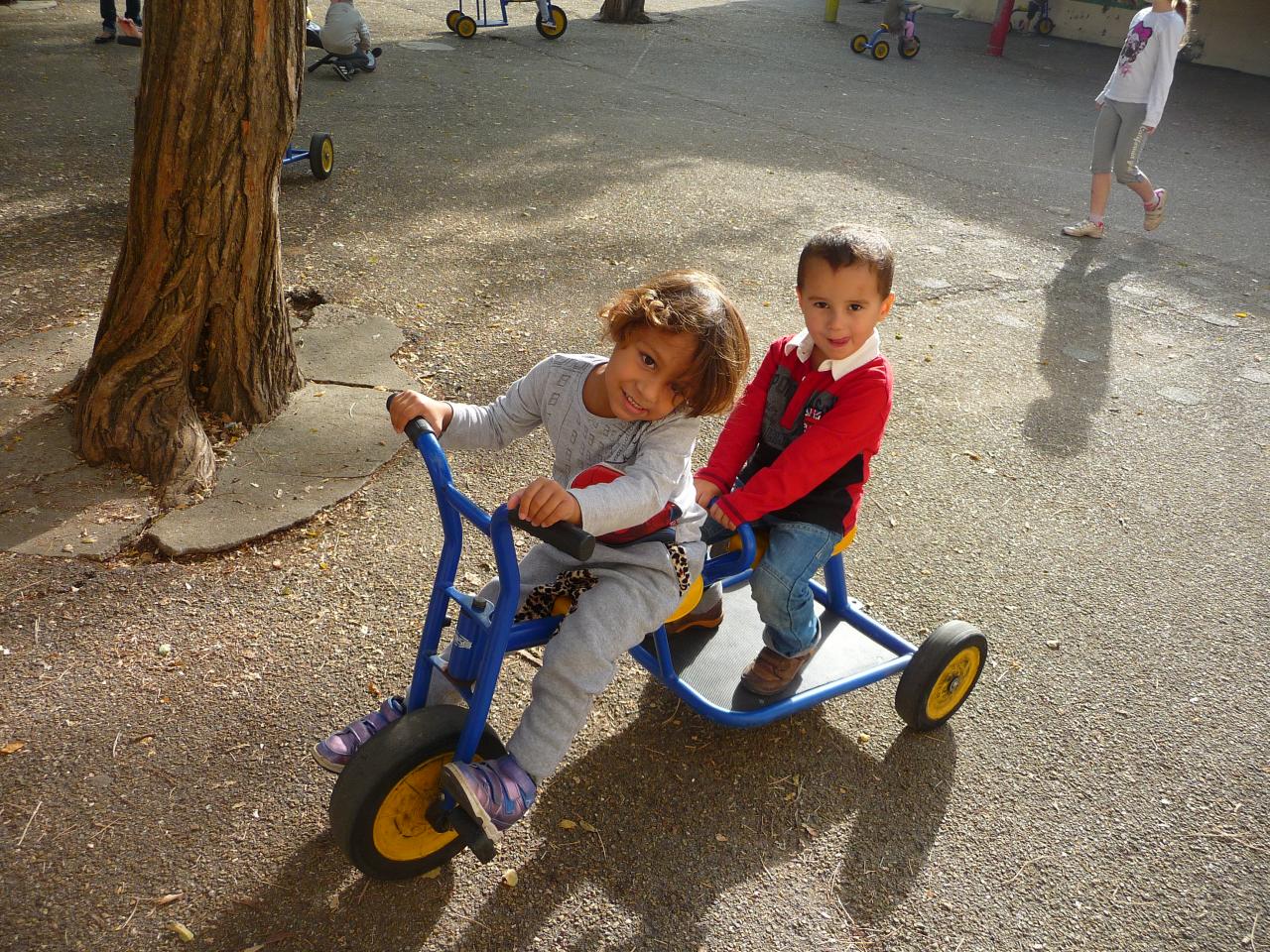 Le tour de la cour à vélo